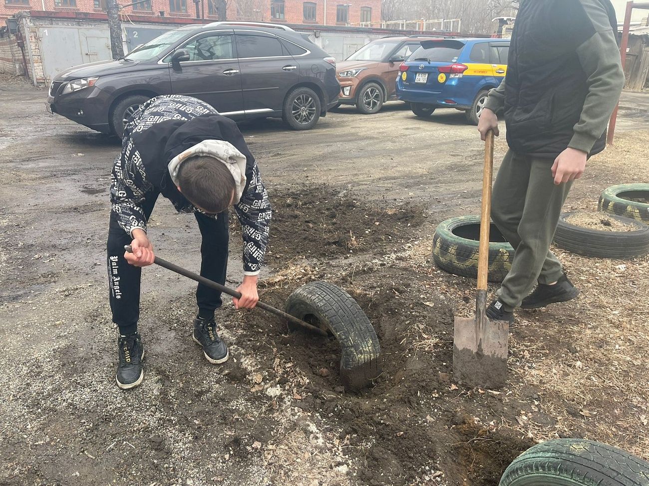 Члены Молодежного совета при Думе УГО убрали старые шины во дворе жилого  дома | 01.04.2024 | Уссурийск - БезФормата